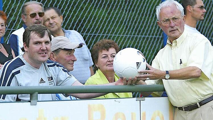 Das erste Benefizspiel fand im Juli 2003 in Steinberg zu Gunsten von Jürgen Pohl (links) statt, dem Ehrenkreisspielleiter Herbert Kalb hier einen Ball überreicht. Heute sind alle Fußballfans zum zwölften Benefizspiel nach Steinwiesen eingeladen. Foto: Archiv/Wolfram Schmidt