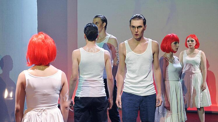 Szene aus "Tristan und Isolde" mit dem Jugendclub des Landestheaters in der Reithalle.Foto: Andrea Kremper