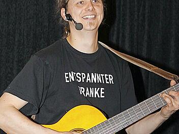 Der Kabarettist Stefan Eichner aus Kulmbach bei seinem Auftritt in Teuschnitz Foto: Michael Wunder