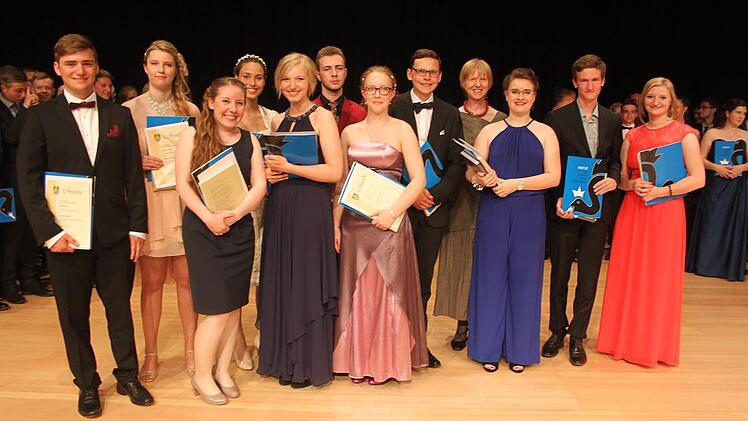 Diese Schüler hatten eine Abiturnote von 1,5 und darunter. Sie wurden von der Schulleiterin Renate Leive mit dem Buchpreis des Landkreises ausgezeichnet. Foto: Veronika Schadeck