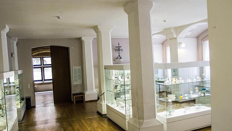 So wird die Sammlung venezianischer Gläser derzeit auf der Veste präsentiert: in vitrinen mit reichlich Tagesloicht und vor weißen Wänden.Foto: Jochen Berger