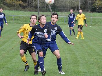 Das Leder im Blick hatten die Kirchehrenbacher Sebastian Häfner (M.) und Simon Postler, hier verfolgt von SV-Kapitän Bastian Klenner. Dennoch kam der TSV in der Vorsaison nicht über zwei 2:2 hinaus.  Foto: Leo Hühnlein