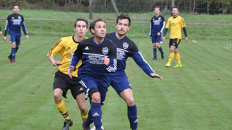 Das Leder im Blick hatten die Kirchehrenbacher Sebastian Häfner (M.) und Simon Postler, hier verfolgt von SV-Kapitän Bastian Klenner. Dennoch kam der TSV in der Vorsaison nicht über zwei 2:2 hinaus.  Foto: Leo Hühnlein