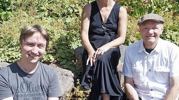 Thomas Bayer (links) und die beiden Schauspieler Christine Hadulla und Peter Hub suchen f&uuml;r die neue Poesiereihe "Poesie zur Nacht" Partner und Auftrittsorte f&uuml;r den Sommer 2017.  Foto: Marion Eckert