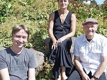 Thomas Bayer (links) und die beiden Schauspieler Christine Hadulla und Peter Hub suchen für die neue Poesiereihe "Poesie zur Nacht" Partner und Auftrittsorte für den Sommer 2017.  Foto: Marion Eckert