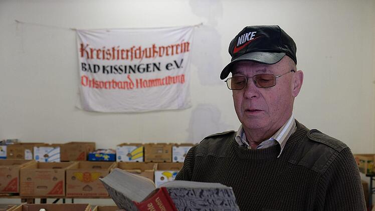 Froh ist Josef Krapf, dass die Stadt Hammelburg einen Platz für den Bücherflohmark zugunsten des Tierheims Wanningsmühle im Kaufhaus eingerichtet hat. Foto: Gerd Schaar