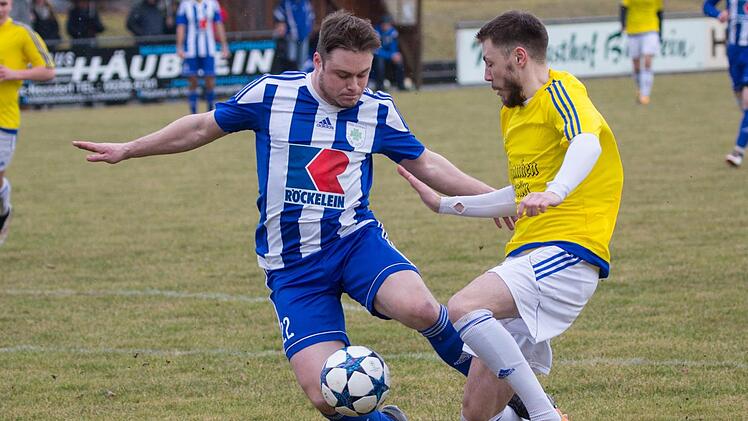 In der zweiten Halbzeit gab es kein Durchkommen: Im letzten Moment kann der Ebinger Andreas Altenfeld (blaues Trikot) den Ball vor dem schussbereiten Mitwitzer Max Schülein wegschlagen.  Foto: Heinrich Weiß