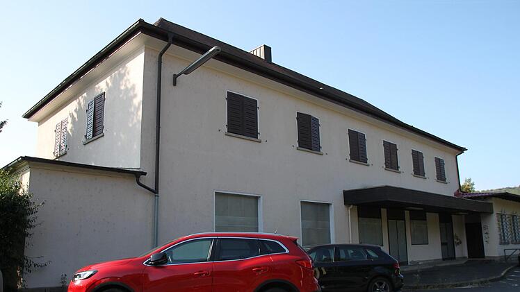 Im Jahr 2005 wurde die Bahnstrecke durchs Sinntal stillgelegt. Nun hat die Stadt Bad Brückenau den Bahnhof gekauft. Foto: Ulrike Müller