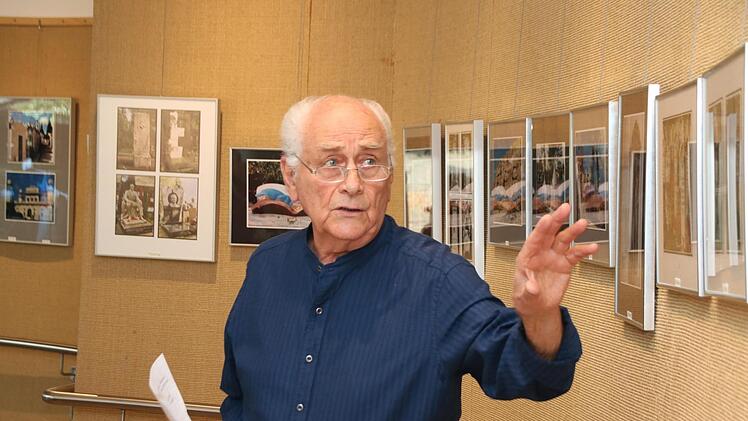Zum zweiten Mal stellt Horst Kreutz in der Kleinen Galerie im Seniorenzentrum Fotos über Grabkultur in der ganzen Welt aus. Thomas Malz