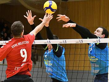 Immer da, wenn es darauf ankam, waren die Hammelburg Volleys im Spiel gegen den GSVE Delitzsch. Auf unserem Bild teilen sich (von links) Nils Rehmeier und Moritz Rauber die Blockarbeit gegen Peter Miersch. Foto: Hopf