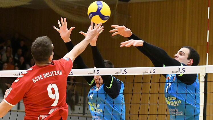 Immer da, wenn es darauf ankam, waren die Hammelburg Volleys im Spiel gegen den GSVE Delitzsch. Auf unserem Bild teilen sich (von links) Nils Rehmeier und Moritz Rauber die Blockarbeit gegen Peter Miersch. Foto: Hopf