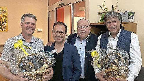Präsentübergabe (v. l.): Der stellvertretende Bürgermeister von Roppen, Günter Neururer, Städtepartnerschaftsbeauftragter Markus Schmidt, früherer Bürgermeister von Forchheim Franz Streit und Roppens Bürgermeister Ingo Mayr freuen sich über die Geschenkkörbe aus Forchheim.
