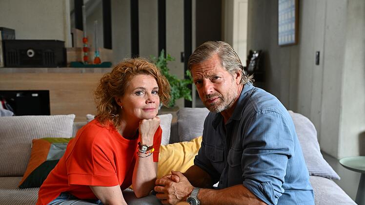 Annette Frier und Henning Baum treten nicht nur in der Serie "Frier und Fünfzig - Am Ende meiner Tage" gemeinsam auf. 15 Jahre nach ihrem gemeinsamen Seriendebüt mit "Danni Lowinski" und "Der letzten Bulle" bestreiten sie wieder einen gemeinsamen SAT.1-Serienabend mit (ihren beiden) Formaten.