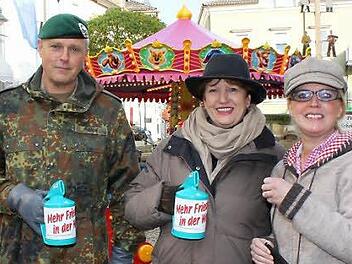 Oberstleutnant Hans Baier und Bürgermeisterin Brigitte Meyerdierks (CSU) finden in Ulrike Schäfer eine großzügige Spenderin.  Foto: Ulrike Müller