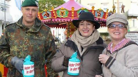 Oberstleutnant Hans Baier und Bürgermeisterin Brigitte Meyerdierks (CSU) finden in Ulrike Schäfer eine großzügige Spenderin.  Foto: Ulrike Müller