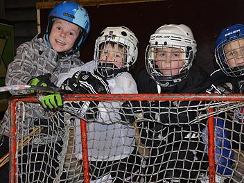Linus Voll (links) und seine Kumpels gehen gerne in die Eishockey-Schule. Foto: Jürgen Schmitt