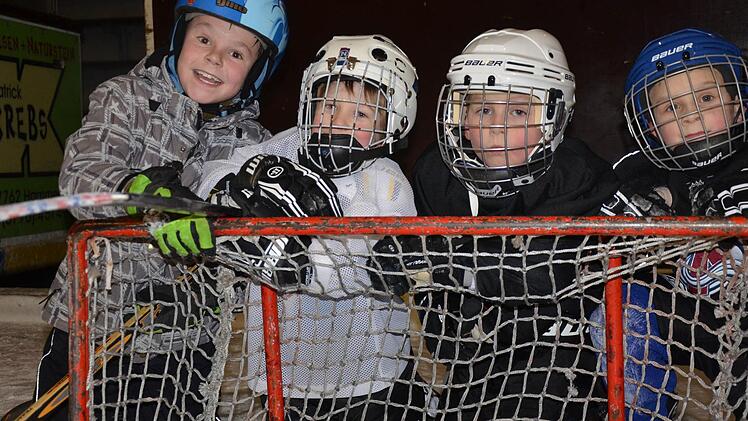 Linus Voll (links) und seine Kumpels gehen gerne in die Eishockey-Schule. Foto: Jürgen Schmitt