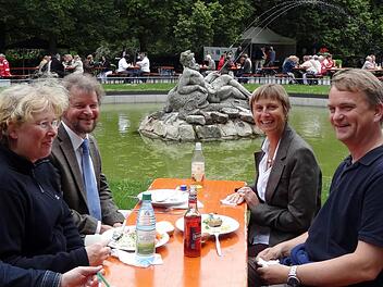 Kulinarisches und Begegnung - bei strahlendem Sonnenschein fühlen sich das Schwanbergspfarrer-Ehepaar Harald und Dr. Thea Vogt vor dem Neptunbrunnen im Schlosspark mit ihren Gästen sichtlich wohl. Fotos: Elli Stühler