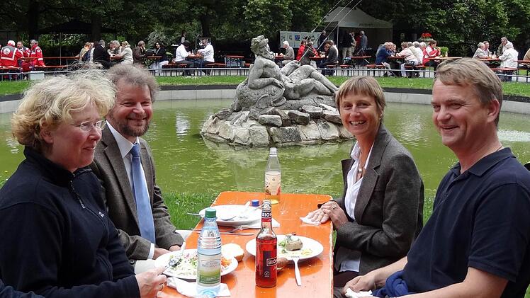 Kulinarisches und Begegnung - bei strahlendem Sonnenschein fühlen sich das Schwanbergspfarrer-Ehepaar Harald und Dr. Thea Vogt vor dem Neptunbrunnen im Schlosspark mit ihren Gästen sichtlich wohl. Fotos: Elli Stühler