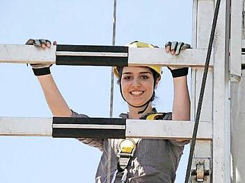 Schwindelfrei auf der Drehleiter.  Foto: Kompetenzzentrum Technik-Diversity-Chancengleichheit e.V.