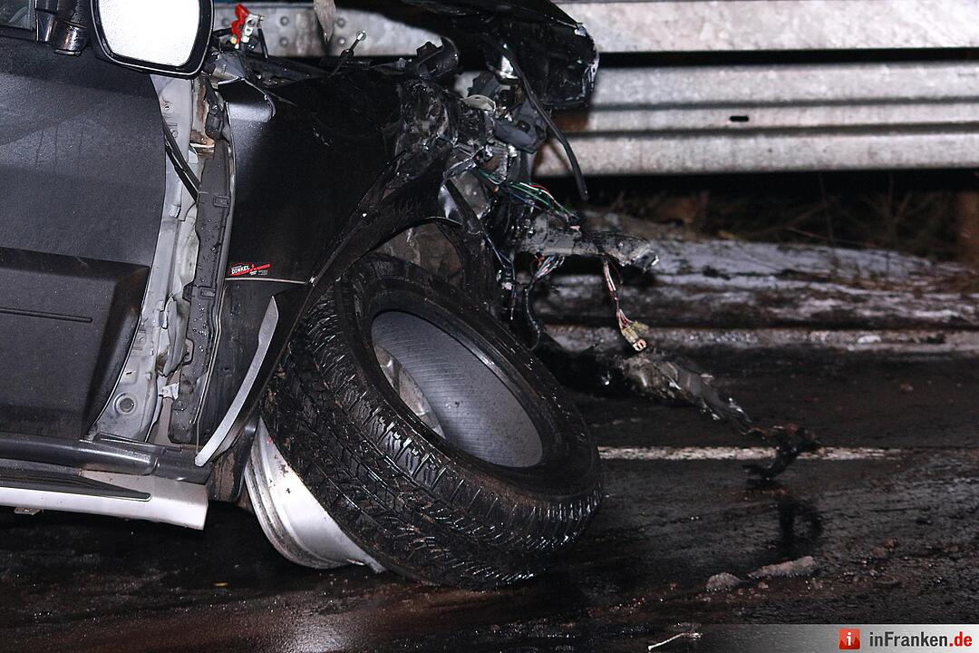 Drei Verletzte bei Unfall auf ploetzlich winterglatten Bundesstrasse