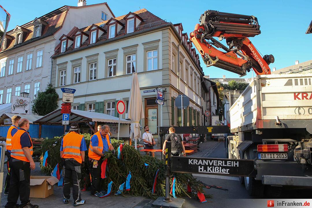 Bereits am Donnerstagmorgen wurde der Kerwabaum der Sandkerwa 2016 aufgestellt