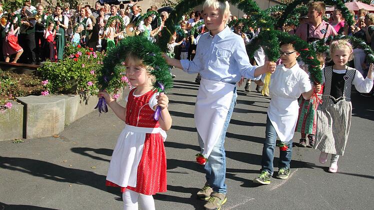 Der Tanz der Lindenkinder war auch in diesem Jahr der absolute Höhepunkt der Mangersreuther Kerwa. Foto: Sonny Adam
