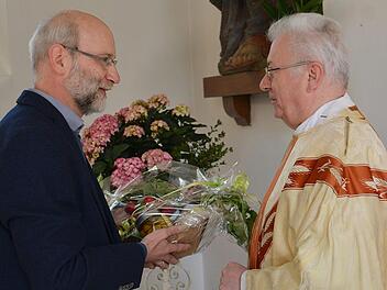 Beim Sonntagsgottesdienst überreichte der stellvertretende Leiter des Dominikus Ringeisenwerkes Maria Bildhausen, Michael Nowotny (links), einen Präsentkorb an Pater Gottfried Scheer. Der feierte an diesem Tag den 50. Jahrestag seines Professversprechens.  Foto: Hanns Friedrich