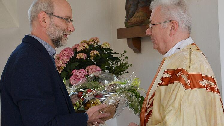 Beim Sonntagsgottesdienst überreichte der stellvertretende Leiter des Dominikus Ringeisenwerkes Maria Bildhausen, Michael Nowotny (links), einen Präsentkorb an Pater Gottfried Scheer. Der feierte an diesem Tag den 50. Jahrestag seines Professversprechens.  Foto: Hanns Friedrich
