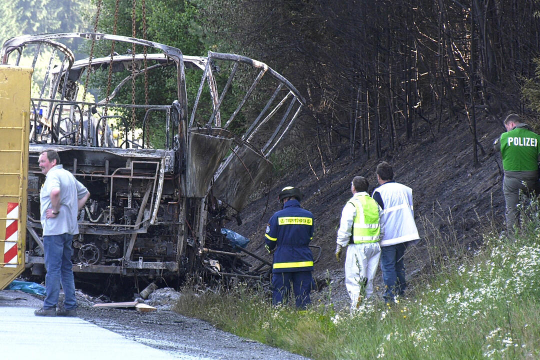Busunglück Münchberg: Buswrack von A9 geborgen