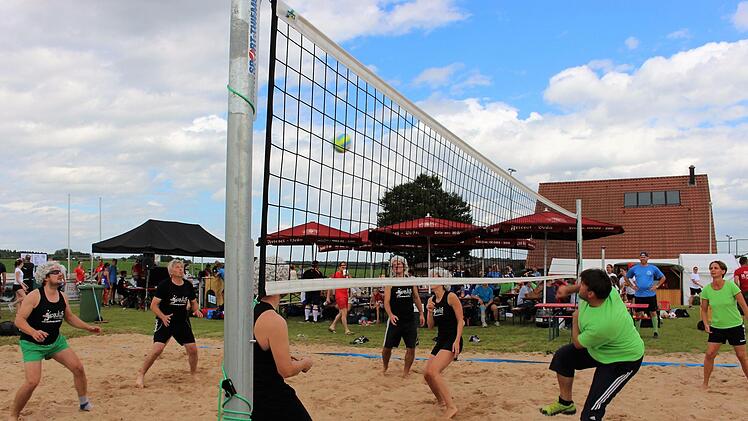 "Die wo mit der Caro spielen” (das Team Paulus, Sambach) trat mit Perücken an. Hier beim Warm up gegen die Mannschaft aus Steppach