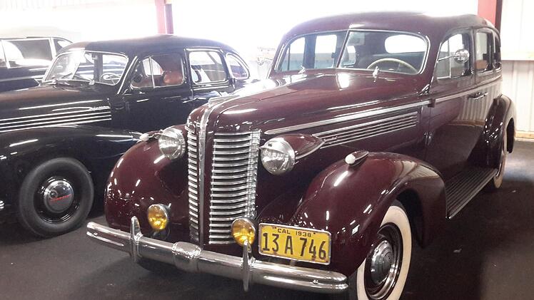 Auf einer USA-Reise hatte Matthias Jestädt seinerzeit diesen Buick entdeckt. Nach der fachmännischen Aufarbeitung erinnert nichts mehr an den einst desolaten  Zustand der Limousine. Foto: Rolf Pralle