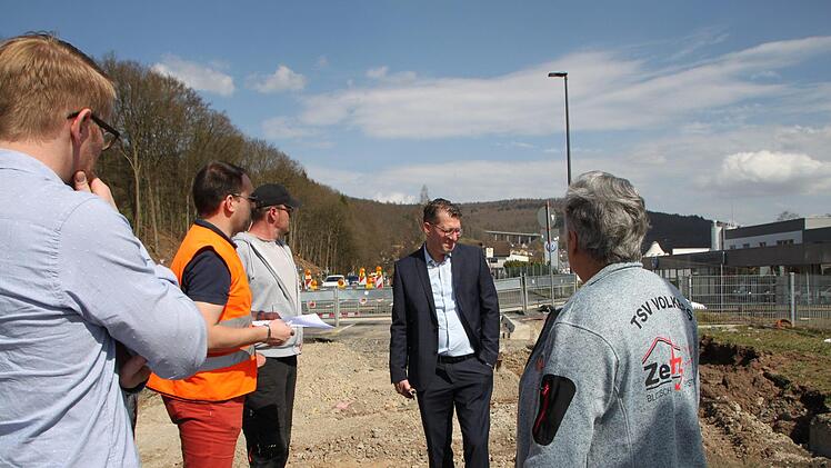 Bei der wöchentlichen Baubesprechung sind auch Peter Karl vom städtischen Bauamt (ganz links) und Stadträtin Petra Hirschmann im Auftrag der Stadtwerke (rechts) dabei. Foto: Ulrike Müller