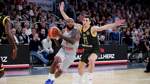 Tyrese Rice, mit 13 Punkten bester Bamberger Korbsch&uuml;tze, zieht an Giannoulis Larentzakis vorbei. Der Grieche vergab 20 Sekunden vor Spielende zwei Dreier kurz hintereinander und somit die Chance f&uuml;r die G&auml;ste aus Athen auf den Sieg. Foto: Daniel L&ouml;b