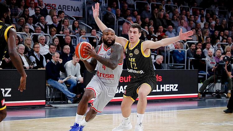 Tyrese Rice, mit 13 Punkten bester Bamberger Korbschütze, zieht an Giannoulis Larentzakis vorbei. Der Grieche vergab 20 Sekunden vor Spielende zwei Dreier kurz hintereinander und somit die Chance für die Gäste aus Athen auf den Sieg. Foto: Daniel Löb