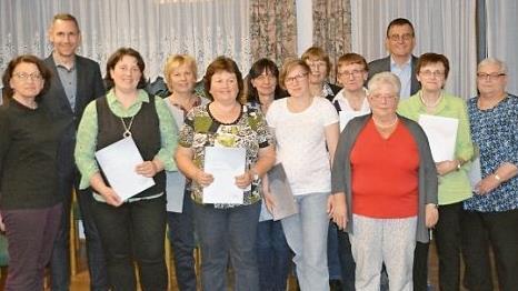 Der Awo-Ortsverein Thurnau hat zahlreiche Mitglieder f&uuml;r ihre Treue geehrt. Mit im Bild (von links) Kreisgesch&auml;ftsf&uuml;hrerin Elisabeth Weith und B&uuml;rgermeister Martin Bernreuther sowie Ortsvereinsvorsitzender Dietmar Hofmann (hinten, rechts) Foto: Hans Retsch