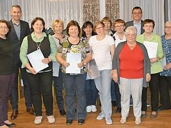 Der Awo-Ortsverein Thurnau hat zahlreiche Mitglieder für ihre Treue geehrt. Mit im Bild (von links) Kreisgeschäftsführerin Elisabeth Weith und Bürgermeister Martin Bernreuther sowie Ortsvereinsvorsitzender Dietmar Hofmann (hinten, rechts) Foto: Hans Retsch