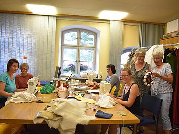 Die Näherinnen der Gewandschneiderei arbeiten bis zur letzten Sekunde vor Festbeginn.  Fotos: Petra Malbrich