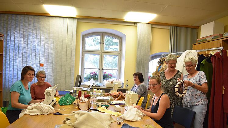 Die Näherinnen der Gewandschneiderei arbeiten bis zur letzten Sekunde vor Festbeginn.  Fotos: Petra Malbrich