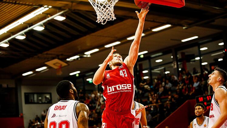 Zehn Rebounds fischte Christian Sengfelder (rotes Trikot) von den Brettern, traf aber nur einen seiner sieben Wurfversuche. Foto: Daniel Löb