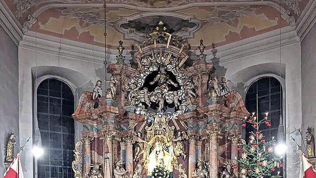 Blickfang und Schmuckst&uuml;ck ist der aufwendig gestaltete Hochaltar in der Wallfahrtskirche Mari&auml; Geburt Glosberg. Im Vordergrund steht die gro&szlig;e, mit viel handwerklichem Geschick von Bernd Schramm erbaute Krippe.