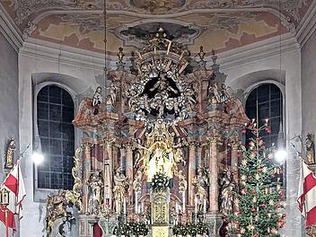 Blickfang und Schmuckst&uuml;ck ist der aufwendig gestaltete Hochaltar in der Wallfahrtskirche Mari&auml; Geburt Glosberg. Im Vordergrund steht die gro&szlig;e, mit viel handwerklichem Geschick von Bernd Schramm erbaute Krippe.