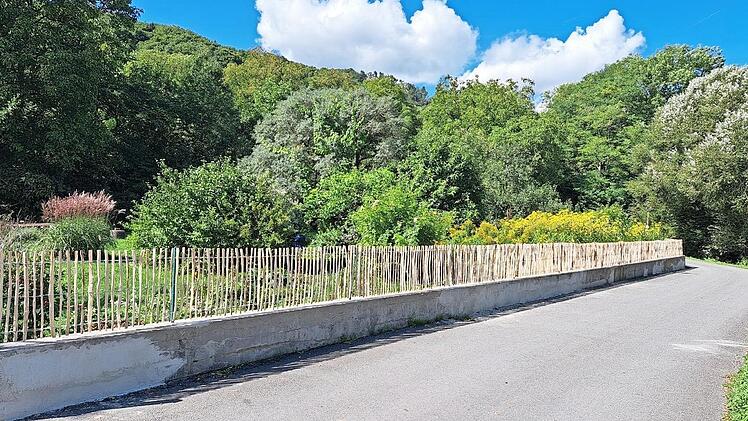 Der marode Zaun um den Vereinsgarten wurde durch einen neuen Holzstaketenzaun ersetzt.