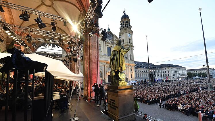 Blick auf das Publikum auf dem Odeonsplatz von der hier unverh&uuml;llten Feldherrnhalle aus. Sie wurde 1841 von Ludwig I. erbaut und wird derzeit renoviert.