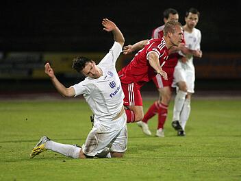 Bambergs Lukas Görtler sinkt nach einem Foul des Memmingers Steffen Friedrich zu Boden. Fotos: sportpress