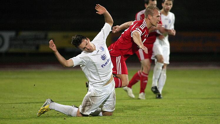 Bambergs Lukas Görtler sinkt nach einem Foul des Memmingers Steffen Friedrich zu Boden. Fotos: sportpress