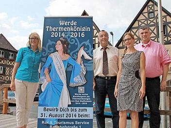 Wünschen sich viele Bewerbungen: Jennifer Pelkner (Kur- und Tourismus-Service), Bürgermeister Jürgen Kohmann, Anne Maria Schneider (Leiterin Kur- und Tourismus-Service) und Zweiter Bürgermeister Hans-Josef Stich, Werkleiter der Obermain-Therme (v.l.). Foto: Ramona Popp