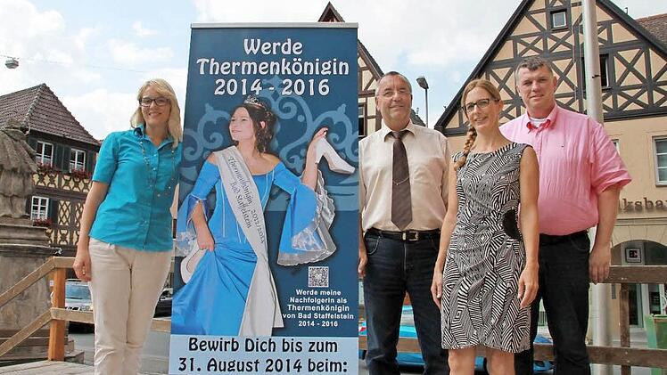 Wünschen sich viele Bewerbungen: Jennifer Pelkner (Kur- und Tourismus-Service), Bürgermeister Jürgen Kohmann, Anne Maria Schneider (Leiterin Kur- und Tourismus-Service) und Zweiter Bürgermeister Hans-Josef Stich, Werkleiter der Obermain-Therme (v.l.). Foto: Ramona Popp