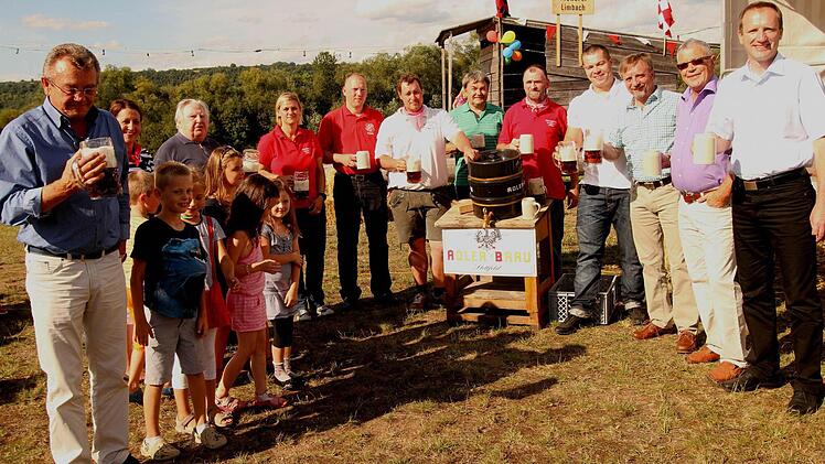 Bgm Michael Ziegler (rechts) mit Braumeister Christian Merklein (4. Von rechts) und den Vereinsverantwortlichen und Prominenz beim Bieranstich. Foto: Günther Geiling