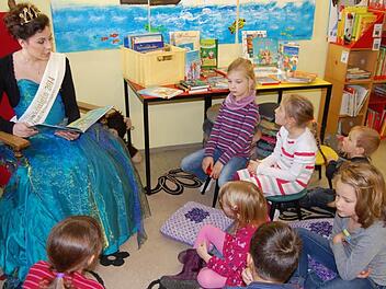 Bad Kissingens Rosenkönigin Aileen Kempf las am bundesweiten Vorlesetag in der Stadtbücherei Foto: Dobschütz